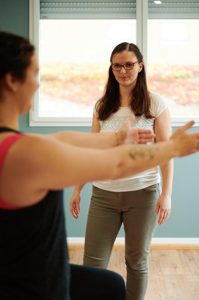 accompagnement en activité physique adaptée pour femmes par une kinésithérapeute spécialisée